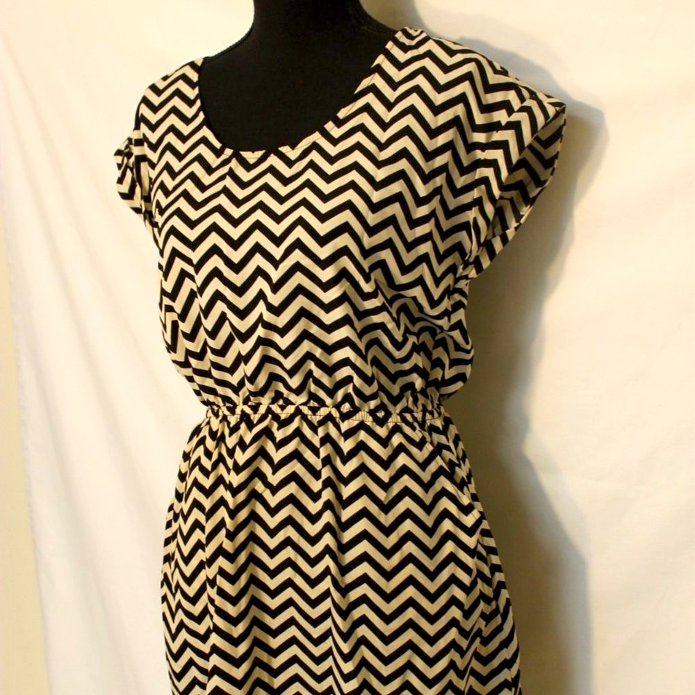 Candies Black & Ivory Chevron T-Shirt Dress Woman Size Medium Short Sleeve Open - Picture 10 of 10
